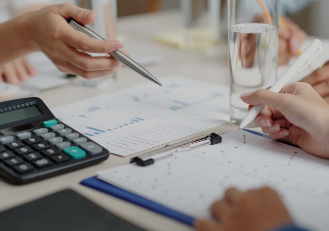 Business people working with charts and reports and talking about key statistics indicators SSUCv3H4sIAAAAAAAACpxTSW7cMBC8B8gfBjyHACnu+UqQQ3ObIawRBxLlxDD891Cr6QQIgtzE6qVK3dWvnz9dLsjClBz6enldXvWd+n6eyggl5aHC5MuOj2HwYWyR55FJ0gLBp5LHBH0LWijuNsA9VHCY+36B39YgmgqUeQpTwz7d5lLCOJXsnirMzi7pumKPWy65BugReKSfBVqAdmyMC9AQOSjhWpV9oDp+/Nv2vhyBNVgragihveumbbYrdkBb8/+q3D6+H5rhGgb3smh7a1SPoQ+wjWfXiIg2whCrMKNCYx4Fw8YrikF02gsfGYnxYEaxoyaGoHGwimHug8LWaI61pJbbKEMH9Ex21EUepMTGig5zqQwGEhmmoeNWUAsG3jvXehMiY9h75THXsDStWmglgcppNRdnMic0KC0VpoJWGdEQDDYKzII1wL0ihoV1Mts40NOPaoD7uql9EDD7lJvNPWcH/ZLAmmk9xuTScG3Kcrmthj3KXJ6HMr6020F9zg+w/WLOWHuGA7/BNNV0f+Ctmep55HvDM+SyLmnvinx12/KkrJN1YYwqwbVRXEnU+v6Wap9VziFwfvQZfFhIT0f9fhFUUsmJEkacBvvzOGTNoZqJ7j3nvJMtJthxoO3JbDGlzBY6DL74956qin9QpgVRe/WHS685yf/l0hE19beMJlquZtgL00KJvCaSRB+wkpRjLlyHQTmO4+rLznKQqla9/QIAAP//AwADnaQo0gQAAA==